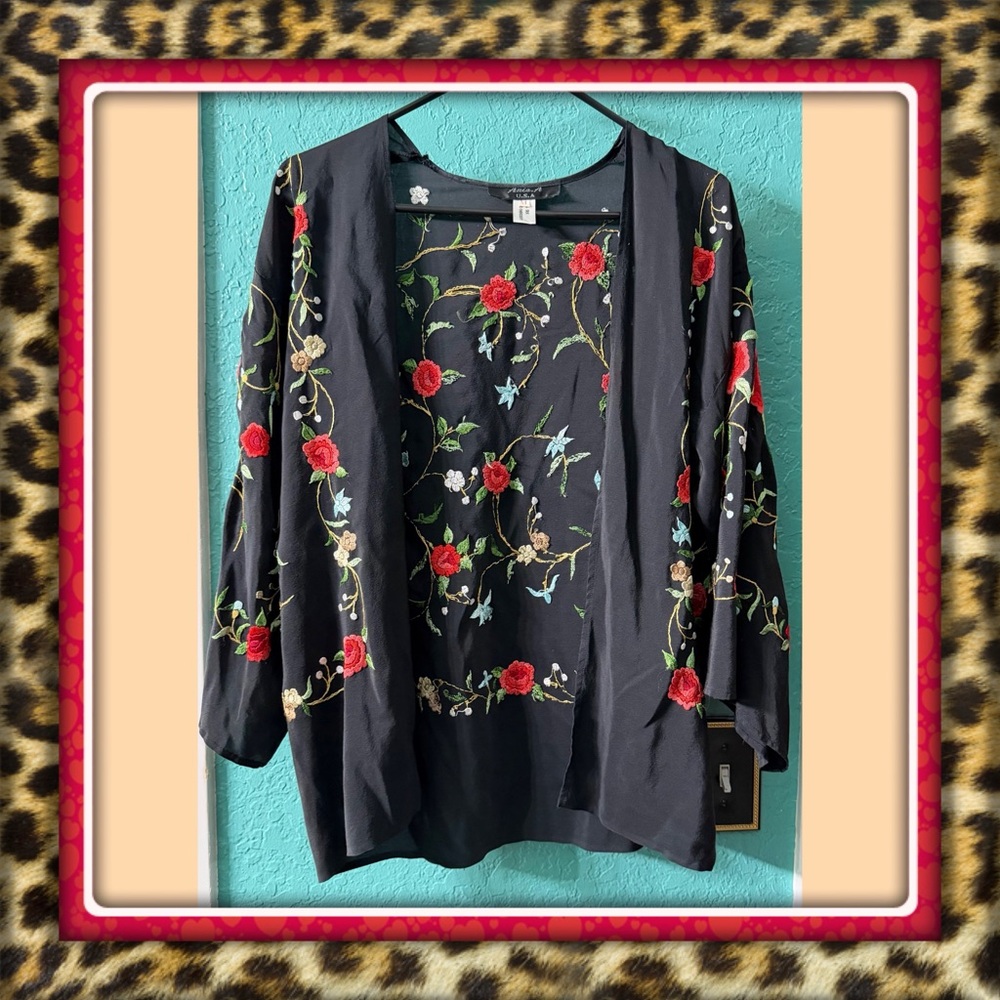 👑✅PRICE FIRM✅ Floral Embroidered Black Short Kimono 100% Silk